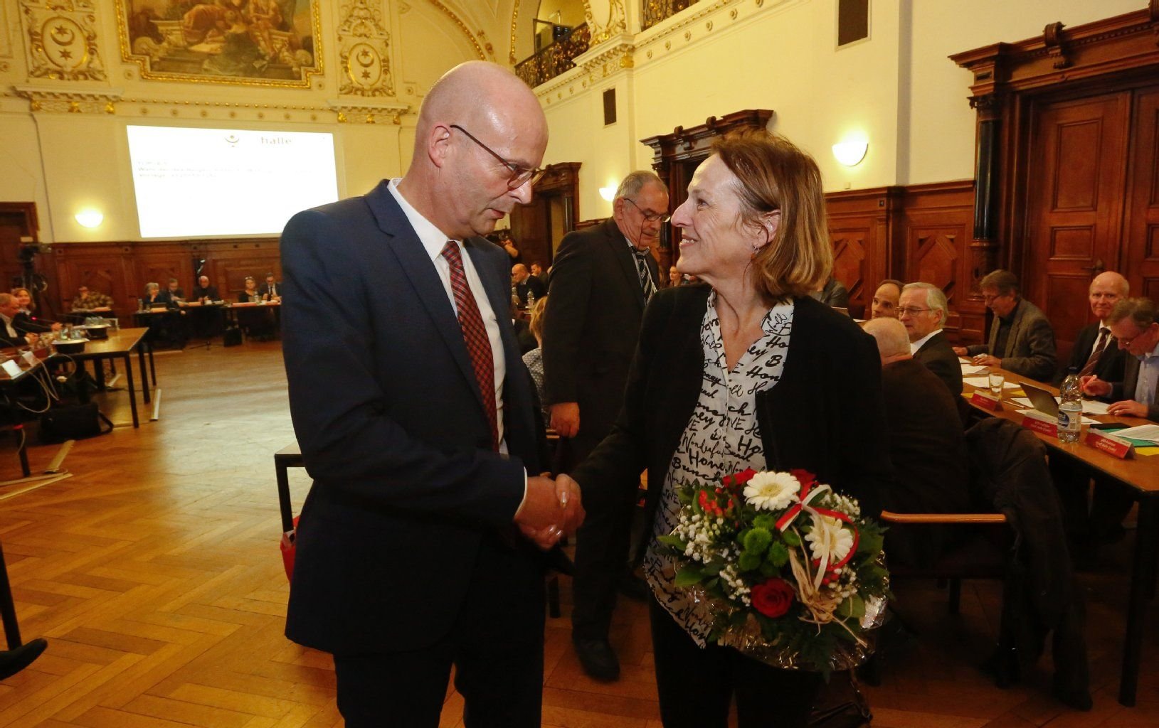 Bernd Wiegand gratuliert Katharina Brederlow.