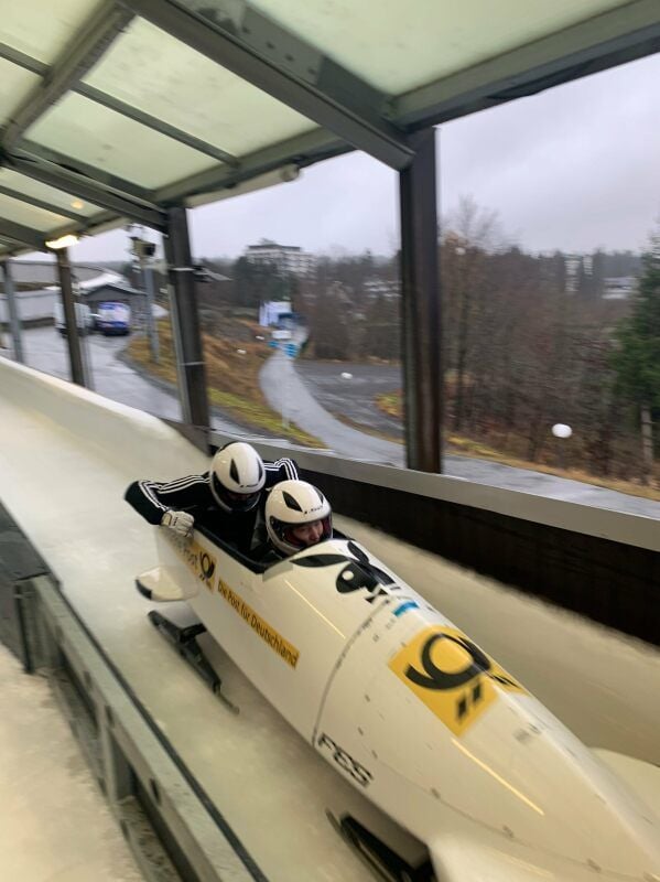 Einsteigen beim voller Fahrt gehört für Tom Greiner (l.) nun zum Sport.