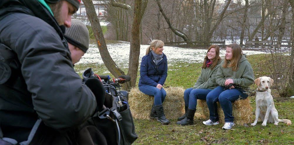 Uta Bresan (links) im Gespräch mit den Schülerinnen Antonia und Antonia über Hündin Shelly. Für sie wird ein neues Zuhause gesucht.