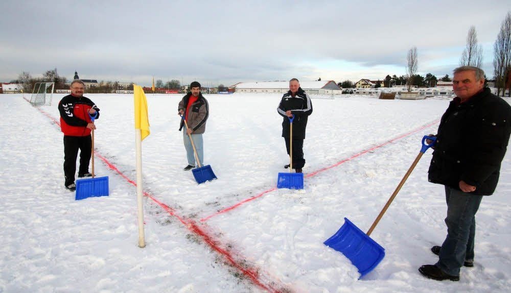 Winter ohne Ende: Drei Stunden lang hatten im Dezember Ingolf Pressel, Lutz Hohmann, Herbert Lazic und Helmut Weis (v.l.) Schnee geschoben, um in Harzgerode den Platz bespielbar zu machen, doch Zilly trat nicht an.