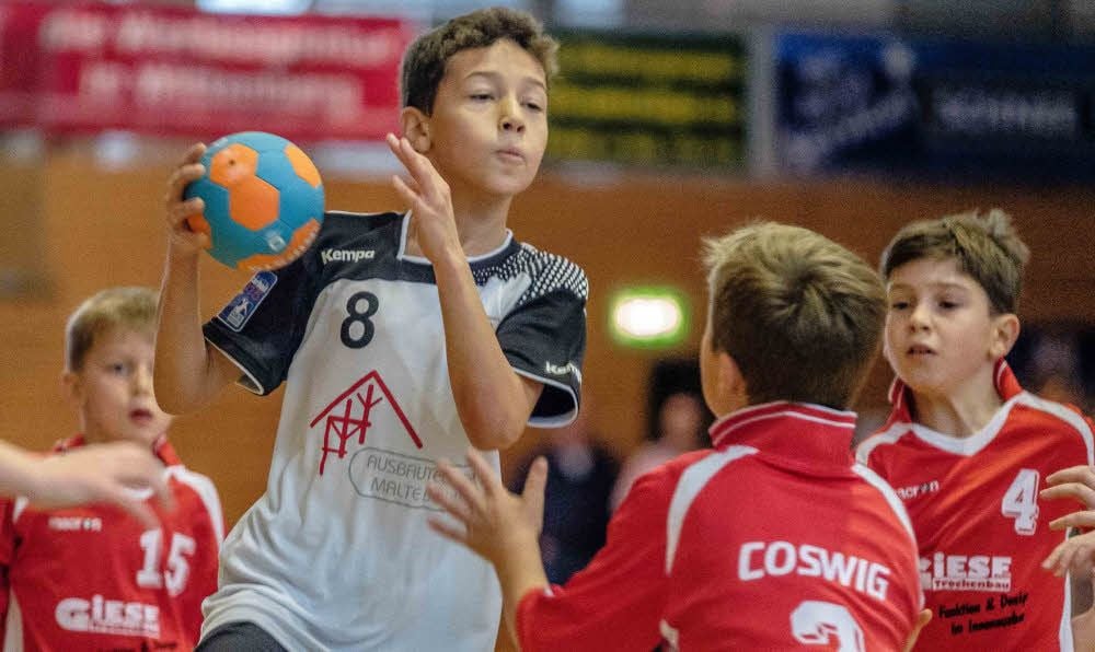Elvis Kretzschmar (8) - Sohn von SCM-Legende Stefan - ist hier im Angriff gegen das Team aus Coswig.
