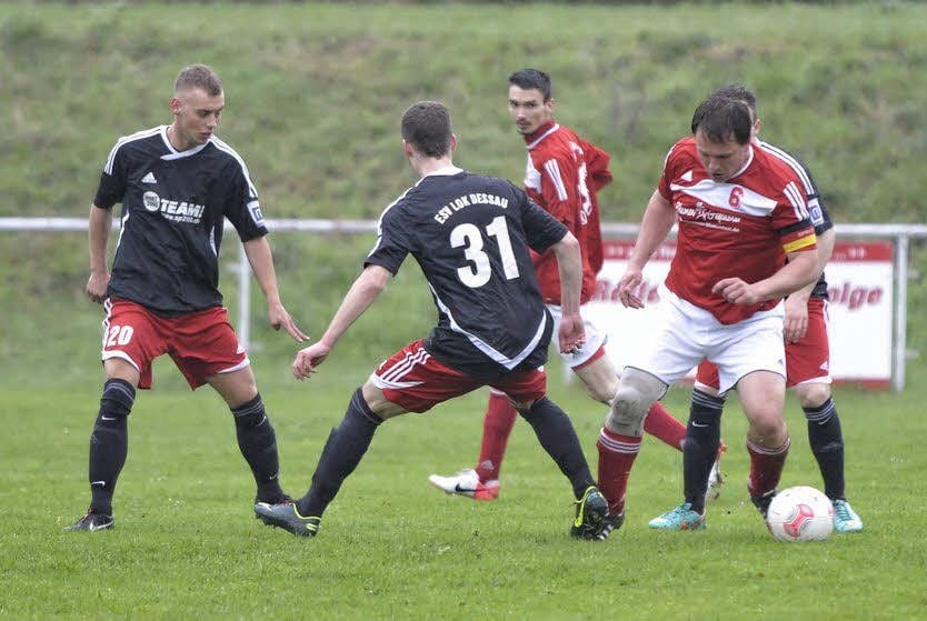 Die ESV-Defensive stand sicher: Abus hatte es schwer.