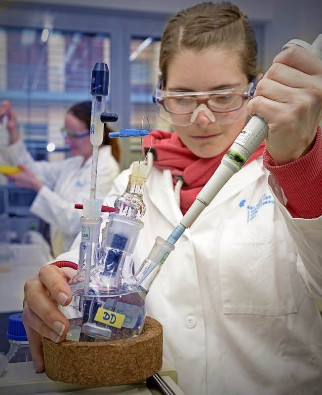 Carla Giemkiewicz (vorn) und Christin Koch experimentieren am Helmholtz-Zentrum für Umweltforschung in Leipzig mit Mikroben.