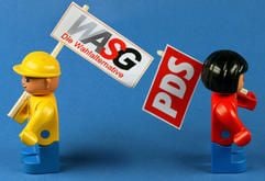 Symbolisches Spiel mit Fähnchen: Zwei Playmobil-Figuren sind mit den Fahnen von WASG und PDS unterwegs - in entgegengesetzte Richtungen. (Foto: dpa)