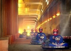 «Raserei unterm Reichstag» lautet das Motto des ersten Gokart-Rennens unter Tage, bei dem am Samstag (09.10.2004) Rennfahrer in der U-Bahn-Tunnelröhre unter dem Reichstagsgebäude in Berlin angefahren kommen. Die «Snickers Wildcarts 2004» beleben damit die seit Jahren ungenutzte U-Bahnanlage unter dem Regierungsviertel. (Foto: dpa)
