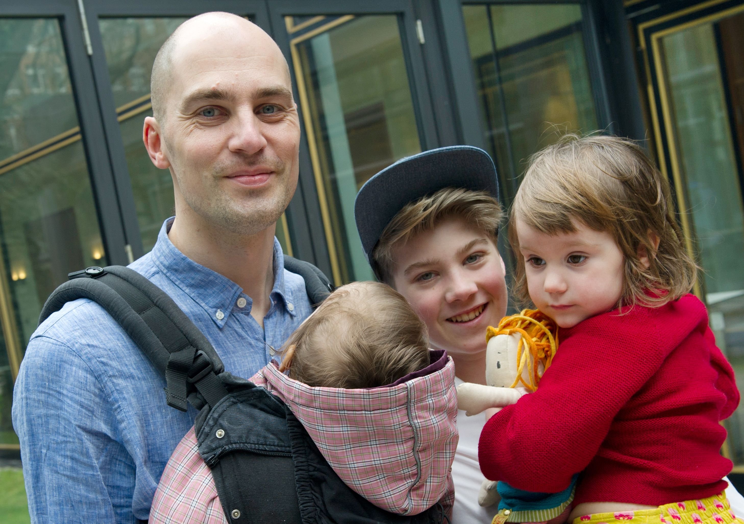 Der vierfache Vater Christoph Paas aus Köln übernimmt im Haushalt Aufgaben, die üblicherweise von Hausfrauen erledigt würden. Dafür erhielt er eine Auszeichnung.