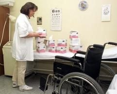 In einem Behandlungsraum wird Verbandmaterial geprüft. Der deutliche Anstieg der Gesundheitskosten hatsich auch im Jahr 2002 fortgesetzt. (Foto: dpa)