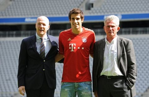 Münchens Sportdirektor Matthias Sammer (l.-r.), Neuzugang Javier Martinez von Athletic Bilbao und Trainer Jupp Heynckes in München. (FOTO: DPA)