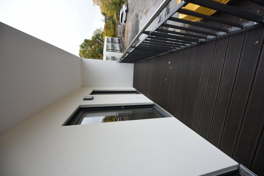 Die Wohnungen im Obergeschoss verfügen über eine große Terrasse.