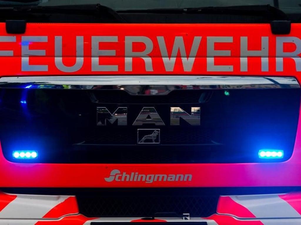 Ein Keller eines Mehrparteienhauses ist in Oschersleben am Montagabend (1. November) in Brand geraten. Das Gebäude wurde evakuiert. Zur Brandursachenermittlung wurde der Kriminaldauerdienst der Polizeiinspektion Magdeburg angefordert.