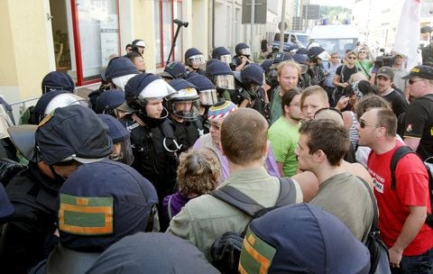 In Gera demonstrieren am Samstag zahlreiche Bürger gegen eine Veranstaltung der NPD mit dem Titel «Rock für Deutschland». Am Rande kam es zu kleineren Rangeleien mit der Polizei. (FOTO: DPA)
