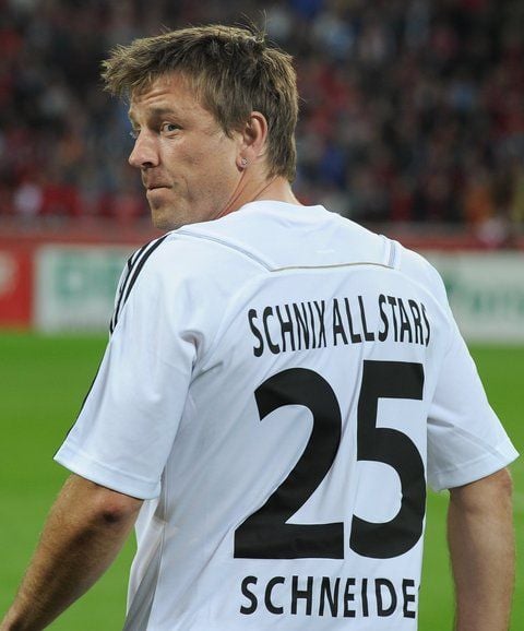 Bernd Schneider aus Leverkusen blickt zurück. Der Ex-Nationalspieler beendete seine Karriere mit einem Abschiedsspiel vor über 20 000 Zuschauern. (FOTO: DPA)