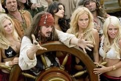 Im neuen Kinofilm «Fantastic Movie» gestikuliert der von Piratinnen umgebene Captain Jack Swallows (Darrell Hammond) am Steuerrad (undatierte Filmszene). (Foto: dpa)