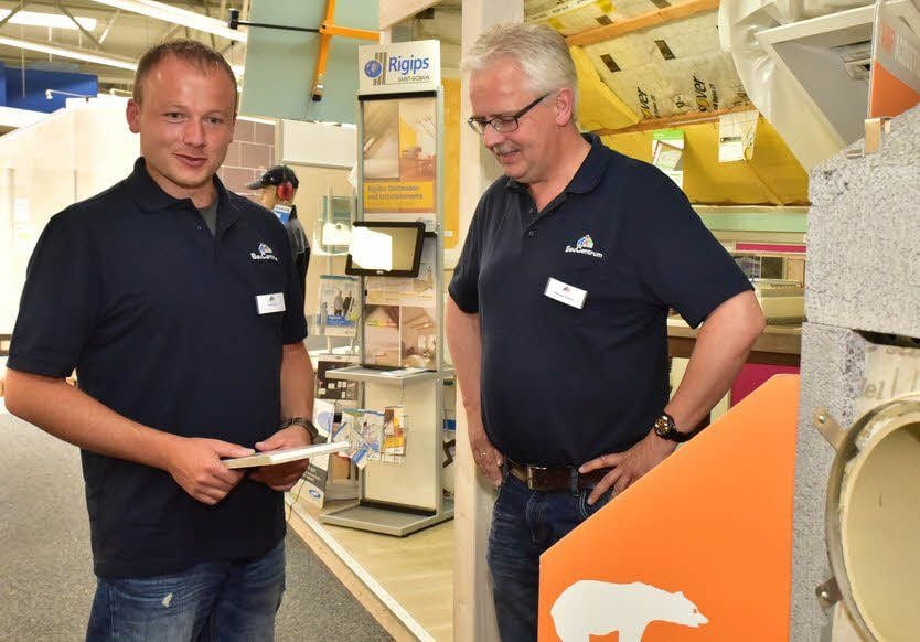 Im Baucentrum: Jens Koziol im Gespräch mit Johannes Schulte (v. li.)