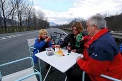 Eine Familie nimmt mit Campingmöbeln auf der blockierten Inntal-Autobahn bei Münster/Tirol am Montag (05.04.2004) einen Imbiss zu sich. Mit der vollständigen Blockade dieser Autobahn haben österreichische Umweltschützer am Montagnachmittag ihre bis Mittwoch andauernden Protestaktionen begonnen. (Foto: dpa)