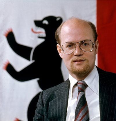 Der frühere Berliner Bau- und Finanzsenator Klaus Riebschläger (SPD), aufgenommen im Februar 1989. (FOTO: DPA)