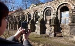 Eine Besucherin des Schlosses Köthen fotografiert den alten Reitstall. Dieser soll bis 2007 saniert werden und dann als Ersatzspielstätte für den historischen Spiegelsaal fungieren, während dieser dann restauriert wird. Das Schloss Köthen war von 1606-1847 Residenz der Fürsten bzw. Herzöge von Anhalt-Köthen. Seit der Mitte des 19. Jahrhunderts wurden Teile des Schlosses zeitweise als Schule, Amtsgericht und Gefängnis genutzt. Heute befinden sich in der Anlage die Bach-Gedenkstätte, das Historische Museum für Mittelanhalt und das Naumann-Museum. (Foto: dpa)