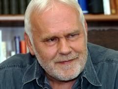 Der studierte Opernsänger Gunther Emmerlich in seinem Haus in Dresden. Der in Eisenberg (Thüringen) geborene Sänger mit der Bass-Stimme feiert am 18. September 2004 seinen 60. Geburtstag. (Foto: dpa)