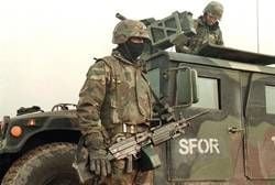 US-Soldaten der SFOR-Truppen in Bosnien-Herzegowina im Juli 2002 (Archivfoto: dpa)