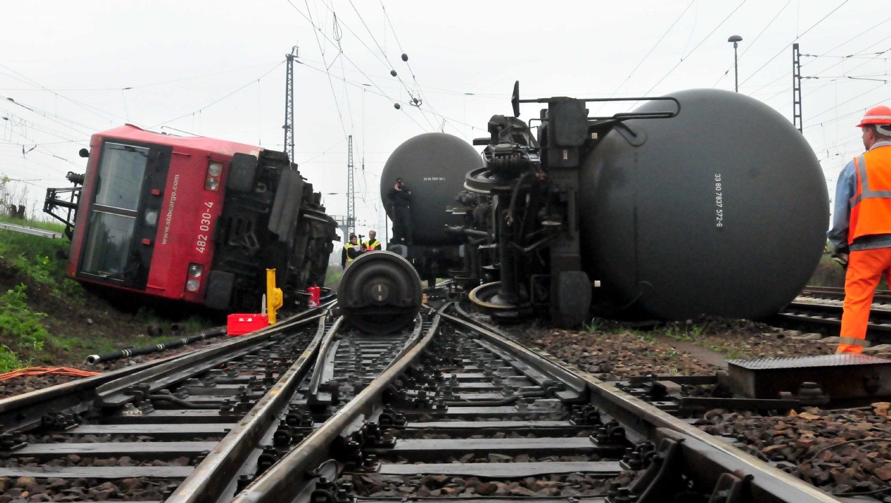 Für die beiden umgekippten Wagen muss erst ein Spezialkran aus Fulda kommen.