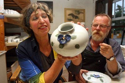 Die Porzellanmacher Heidi und Jürgen Hütter fachsimpeln in ihrer Werkstatt in Wernigerode, der nach eigenen Angaben kleinsten Porzellanmanufaktur Europas, über eine künstlerische Vase aus Porzellan. (FOTO: DPA)