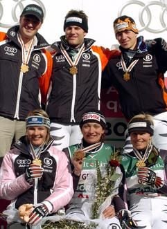 Die DSV-Rennläufer (unten v. l.) Hilde Gerg, Monika Bergmann-Schmuderer, Martina Ertl, (oben v.l.) Florian Eckert, Andreas Ertl und Felix Neureuther zeigen am Sonntag (13.02.2005) ihre Goldmedaillen, die sie beim Nationencup in Bormio gewonnen haben. (Foto: dpa)