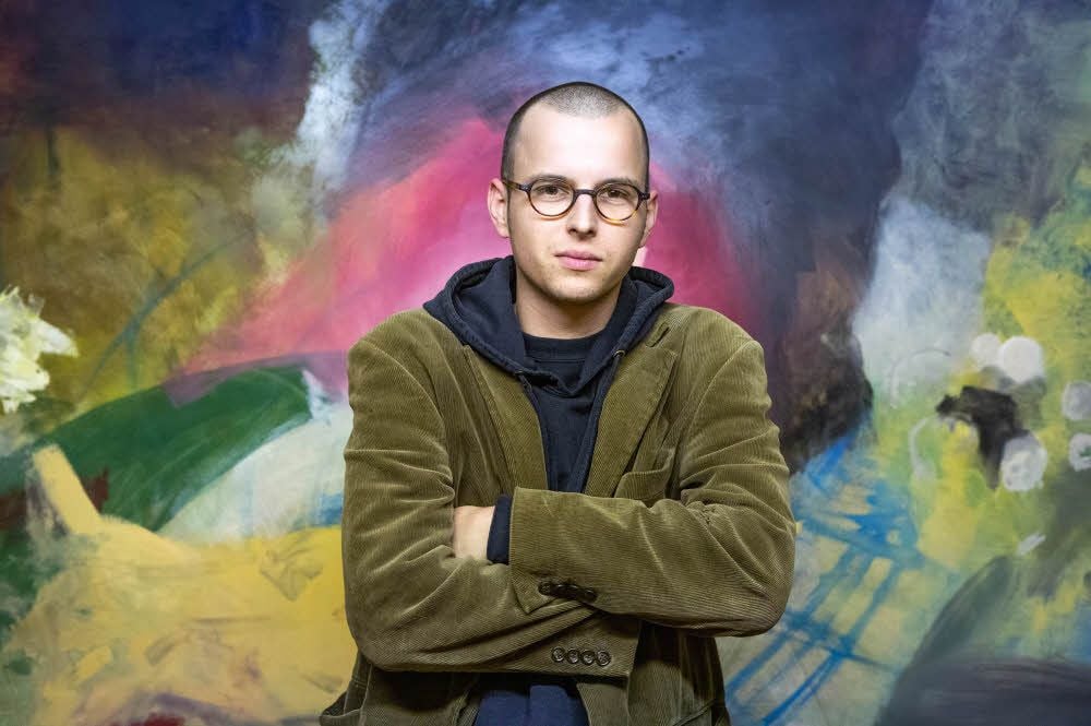 Kunststudent Hans Morsa vor einem Teil seiner entstehenden Diplomarbeit im Zeitzer Kunsthaus.