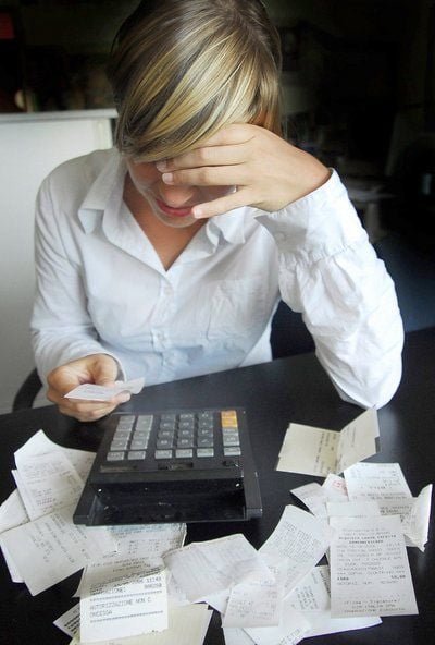 Auch viele Jugendliche haben Schulden. (FOTO: DPA)