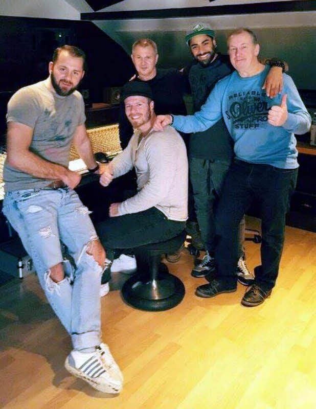 Mit den Big-Brother-Ex-Mitbewohnern Dennis (sitzend) und Atchi (2.v.r.) nimmt Thomas Wiele (li.) gerade einen Song auf. Mit den beiden ist der Ascherslebener inzwischen eng befreundet und auch viel zusammen unterwegs.