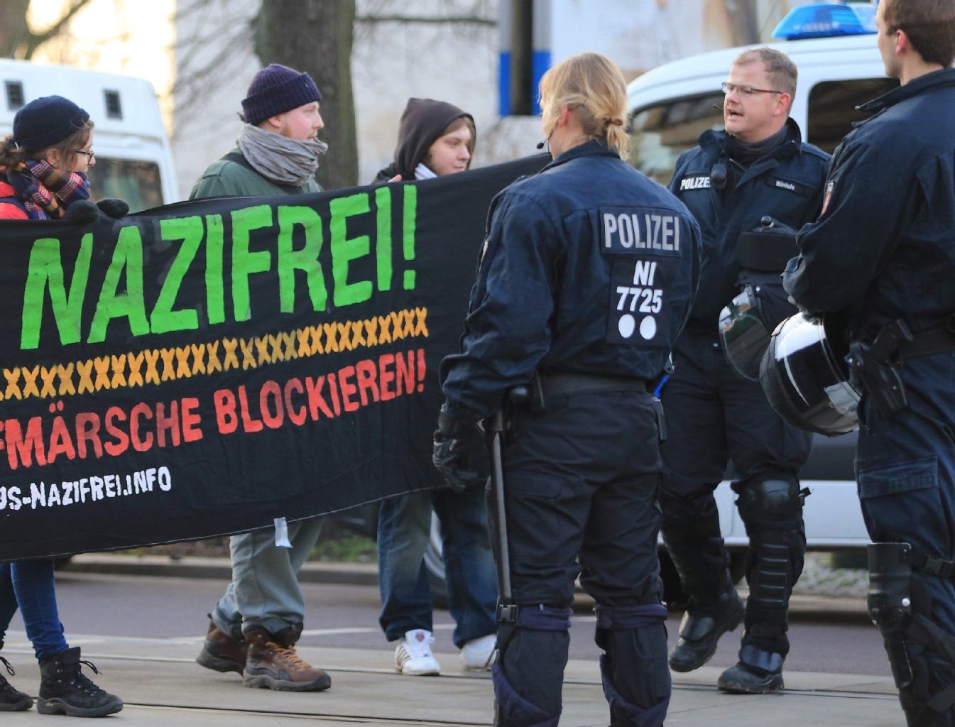 Linksgerichtete Demonstranten mit einem Transparent mit der Aufschrift "Nazifrei!" und Polizisten stehen sich am 18.01.2014 in Magdeburg gegenüber. Mit einem Großaufgebot will die Polizei Auseinandersetzungen am Rande eines Neonazi-Aufmarsches verhindern. Hintergrund ist der Jahrestag der Bombardierung der Stadt im Zweiten Weltkrieg am 16.01.1945.