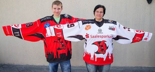Lukas Kroßner präsentiert das rote Heim-Trikot, Susan Weimershauß das weiße Auswärts-Jersey.