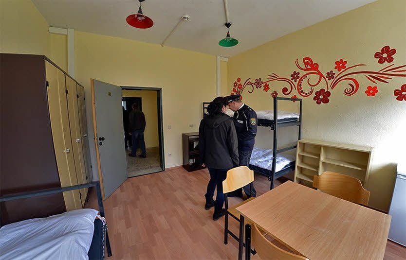 In diesem Zimmer werden drei Flüchtlinge schlafen. Die Betten und Schränke stammen aus der ehemaligen JVA Dessau.