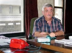 Wachtang Zschadadse, der Direktor des Hotels «Iweria» am Rustaweli-Prospekt in Tiflis/Georgien, sitzt an seinem Schreibtisch in der Eingangslobby (Archivfoto vom 30.07.2004). In dem früheren Vier-Sterne-Hotel haben bis vor wenigen Wochen mehr als 1 000 abchasische Vertriebene gewohnt. Ob das völlig zerfallene Gebäude nun abgerissen oder renoviert wird ist noch unklar. Georgien befindet sich seit der «Rosenrevolution» vom November 2003 im Umburch. Der langjährige Präsident Eduard Schewardnadse gab damals nach tagelangen Protestaktionen der Bürger nach und machte den Weg für den Oppositionsführer Michail Saakaschwilli frei. Langfristig möchte das im äußersten Südosten Europas gelegene Georgien Mitglied in der EU sowie der NATO werden. (Foto: dpa)