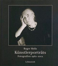 Ein Porträt der Schriftstellerin Anna Seghers aus dem Jahre 1960 auf dem Bildband «Künstlerporträts- Fotografien 1962 -2001» von Roger Melis. (Foto: ddp)