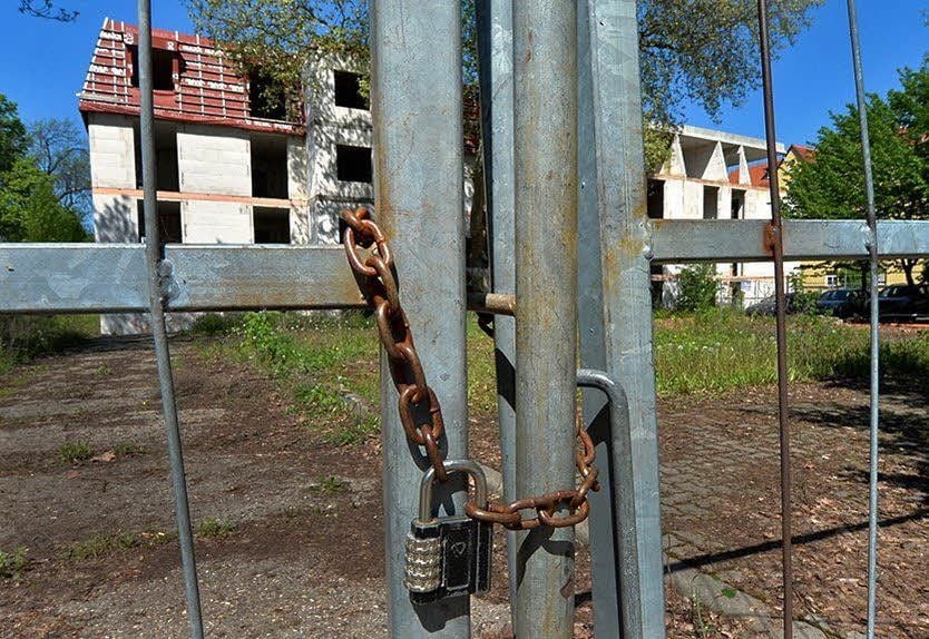Hinter dem verriegelten Bauzaun tut sich schon lange nichts mehr.