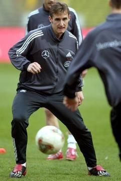 Miroslav Klose ist nach ansteigender Formkurve wieder der Hoffnungsträger im deutschen Sturm. (Foto: dpa)