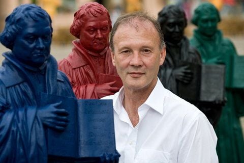 Aktionskuenstler Ottmar Hörl mit seinen Lutherfiguren (FOTO: DDP)