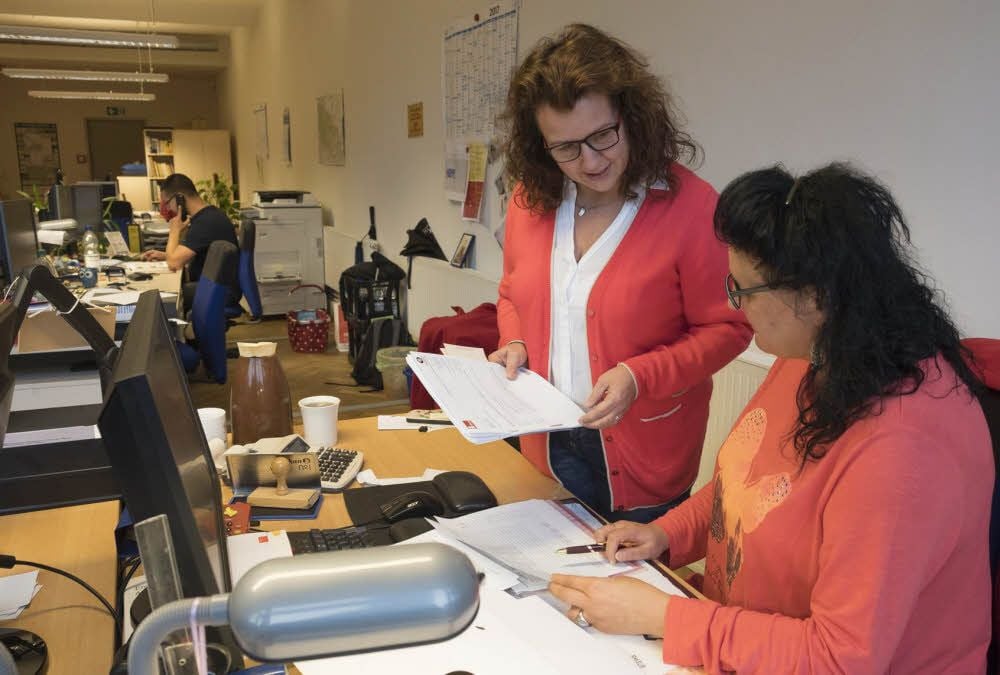 Doreen Post (l.), hier im Gespräch mit Damaris Sachse, ist neue Geschäftsführerin der QTM.