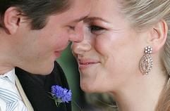 Die frisch vermählte LauraParker Bowles und ihr Ehemann Harry Lopes (30). (Foto: dpa)