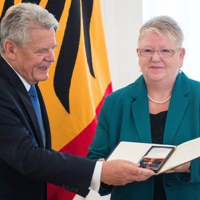 Ines Fischer nimmt die Ehrung von Joachim Gauck entgegen.
