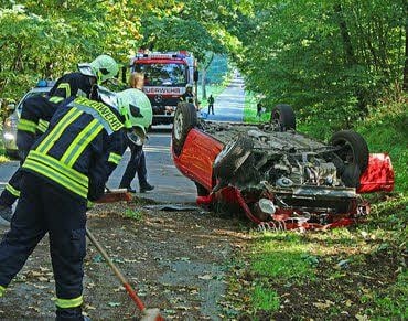 Ein 18-Jähriger fuhr mit seinem Fahrzeug am Samstag gegen mehrere Bäume.