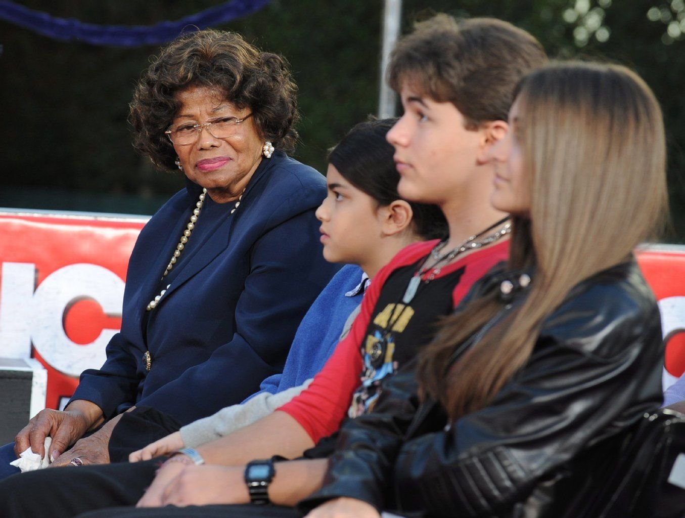Katherine Jackson schaut am 26.01.2012 in Hollywood auf ihre Enkelkinder (l-r) Blanket, Prince und Paris Jackson. Der Tod des «King of Pop» liegt vier Jahre zurück, doch der Fall Michael Jackson lebt jetzt vor Gericht wieder auf.
