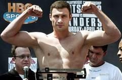 Vitali Klitschko in Los Angeles beim Wiegen vor dem Kampf gegen Corrie Sanders, den er durch technischen k.o in der achten Runde gewann. (Foto: dpa)
