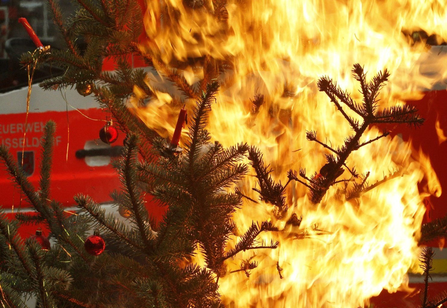 Aus Sicherheitsgründen sollten Geschenke nicht direkt unter dem Baum liegen. Sie können sonst schnell Feuer fangen.