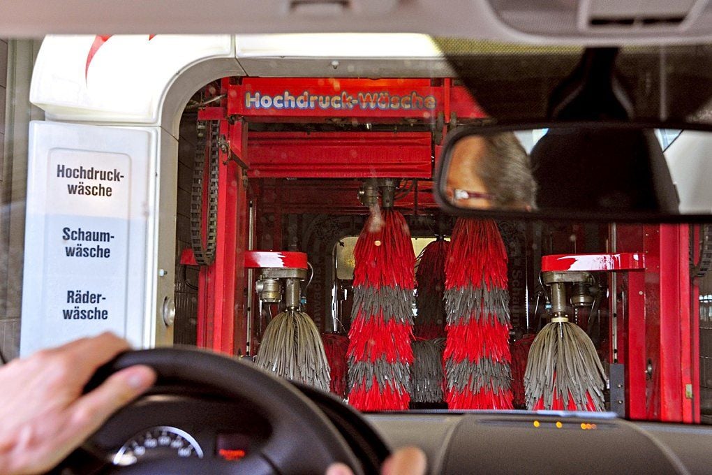 Wer vor der Fahrt durch die Waschstraße sich die Anlage gut anschaut und die Anweisungen des Betreibers beachtet, kann sich viel Ärger ersparen.