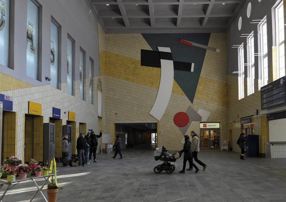 Halle im energetisch sanierten Bahnhofsgebäude. Leerstände links und rechts sind neu zu beleben.