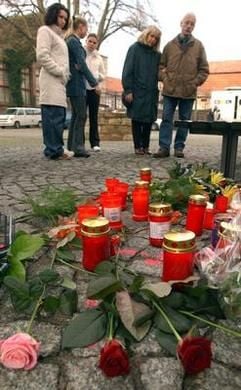 Blumen und Kerzen bedecken im thüringischen Mühlhausen den Fundort eines 17-jährigen Mädchens, das hier in der Nähe des Heimatmuseums erstochen aufgefunden worden war. (Foto: dpa)