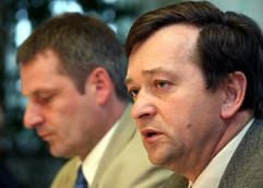 Pressekonferenz zum Fund der Leiche von Alexandra: Oberstaatsanwalt Hans-Jürgen Neufang (l.) sitzt neben dem Polizeipräsidenten Manfred Henze. (Foto: dpa)