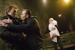 Nikolai (Viggo Mortensen) drückt Kirill (Vincent Cassel) an eine Wand, während Anna (Naomi Watts) den in eine Decke gewickelten Säugling an sich drückt (Filmszene). Der Film «Tödliche Versprechen» erzählt die Geschichte der Hebamme Anna, die erlebt, wie ein 14-jähriges russisches Mädchen bei der Geburt ihrer Tochter stirbt. (Foto: dpa)