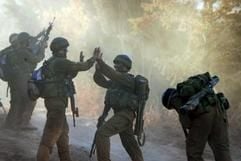 Gelöste Stimmung nach der Waffenruhe: Israelische Soldaten begrüßen einander an der Grenze zum Libanon. (Foto: dpa)